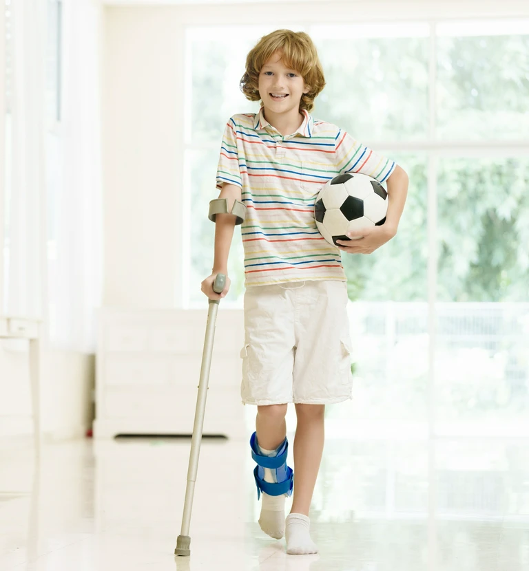 chłopiec ze złamaną nogą
