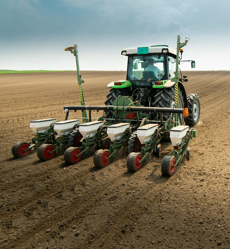 traktor na&nbsp;polu